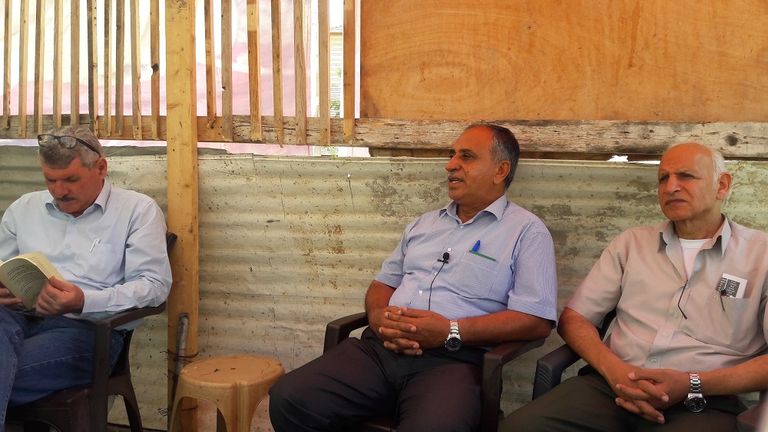 الروائي الفلسطيني هاني السالمي خلال توقيع روايته