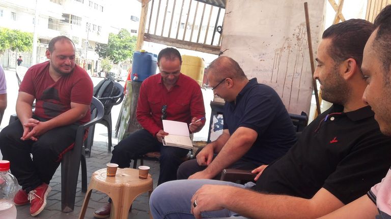 الروائي الفلسطيني هاني السالمي خلال توقيع روايته