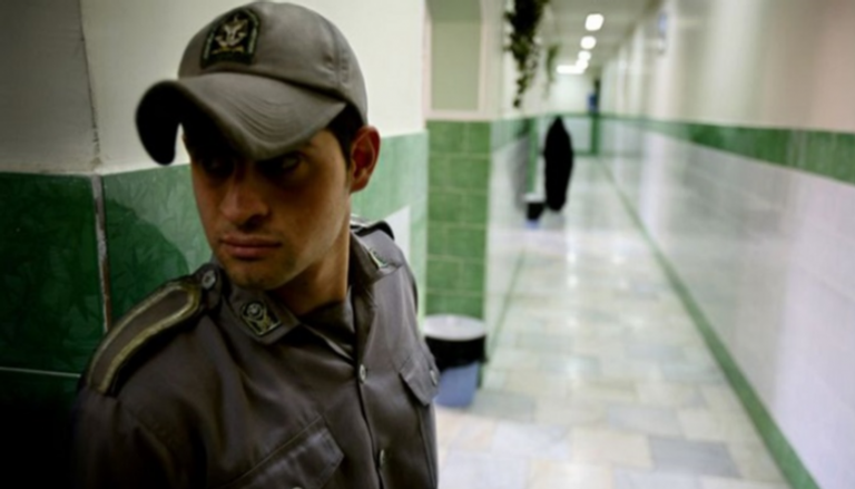 أحد الحراس داخل سجن إيفين بإيران