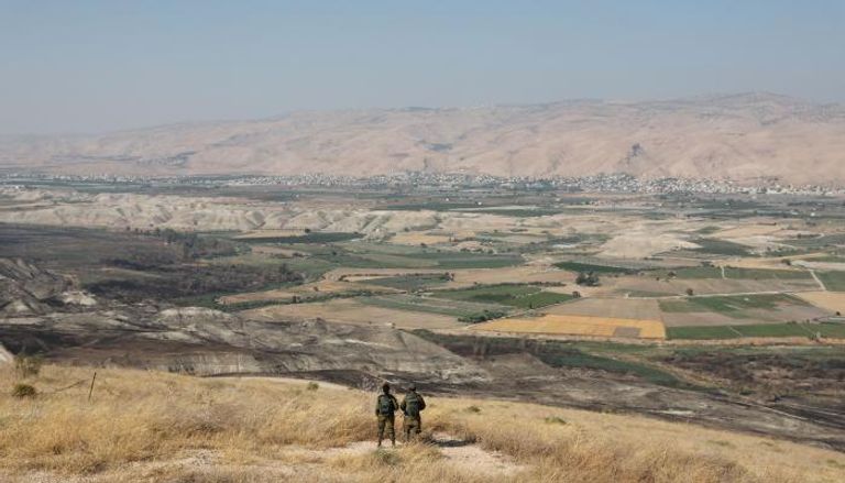 جنود إسرائيليون يقفون في موقع يطل على غور الأردن