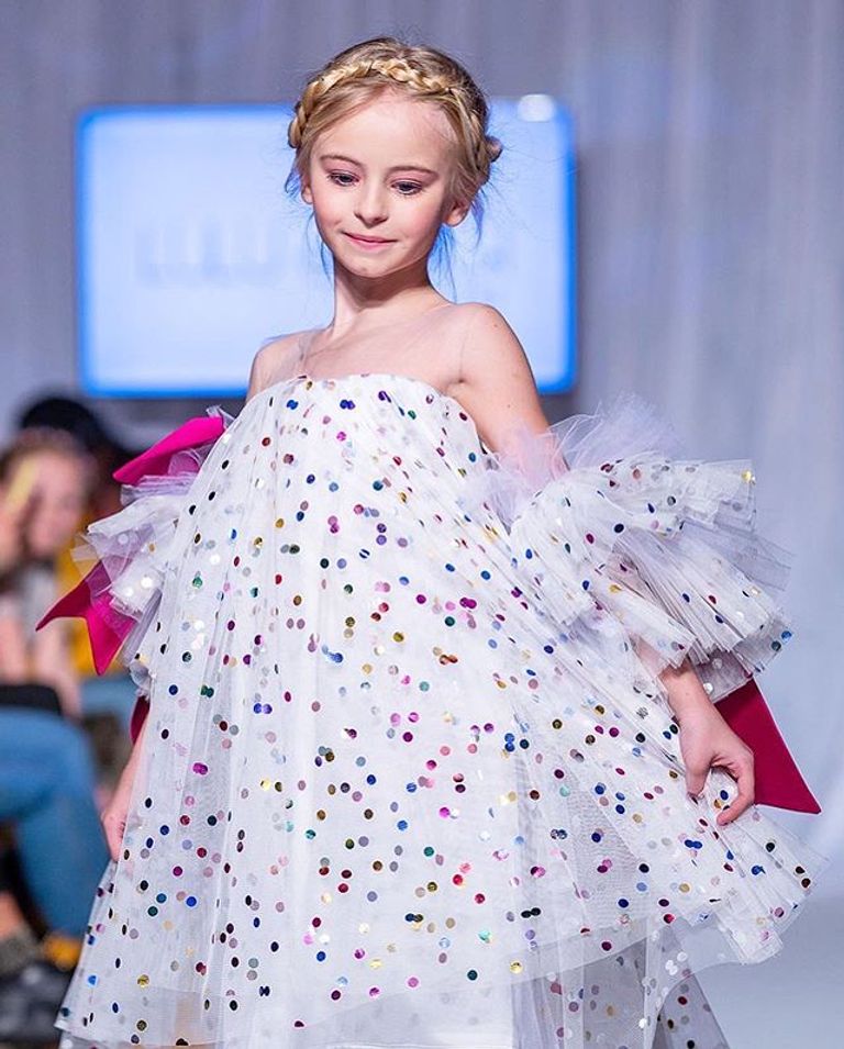 ديزي ماي ديميتري، أول طفلة مبتورة الساقين تشارك في أسبوع الموضة في نيويورك