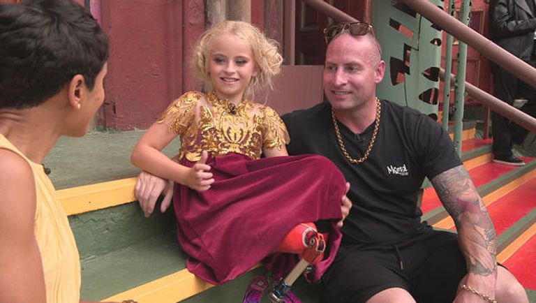 ديزي ماي ديميتري، أول طفلة مبتورة الساقين تشارك في أسبوع الموضة في نيويورك