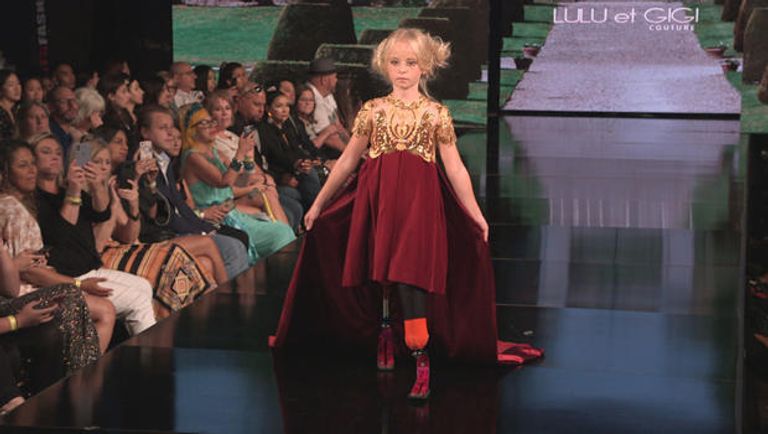 ديزي ماي ديميتري، أول طفلة مبتورة الساقين تشارك في أسبوع الموضة في نيويورك