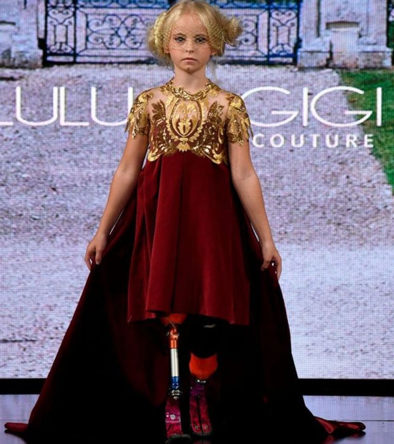 ديزي ماي ديميتري، أول طفلة مبتورة الساقين تشارك في أسبوع الموضة في نيويورك