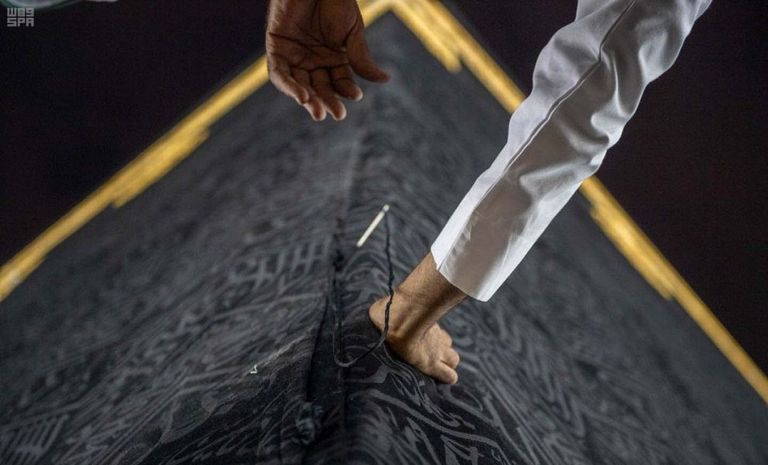 جانب من إسدال ثوب الكعبة