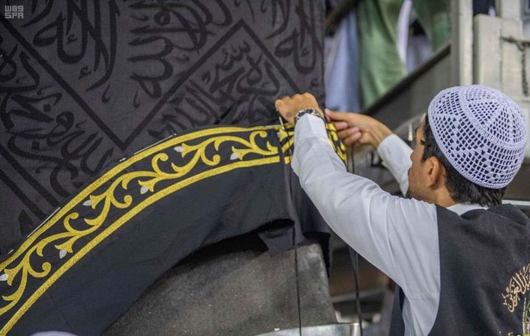 جانب من إسدال ثوب الكعبة