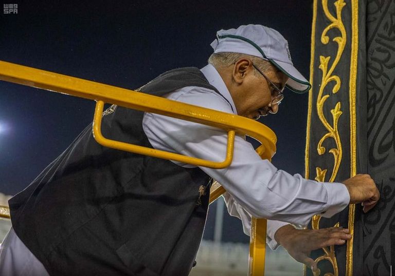 جانب من إسدال ثوب الكعبة