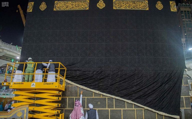 جانب من إسدال ثوب الكعبة