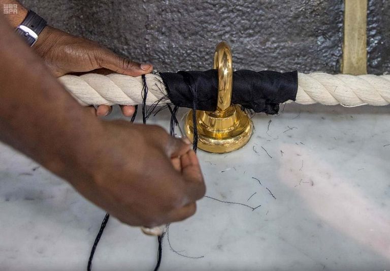 جانب من إسدال ثوب الكعبة