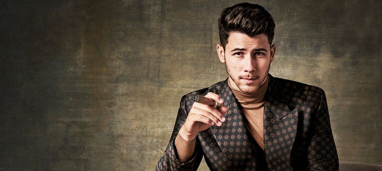 معجبو جوناس وبخوه لتدخينه السيجار وهو مصاب بالسكري 1