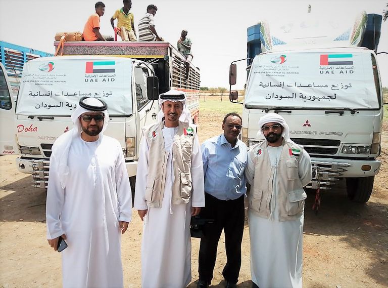 وفد المؤسسة يبدأ توزيع المواد الإغاثية على المتضررين