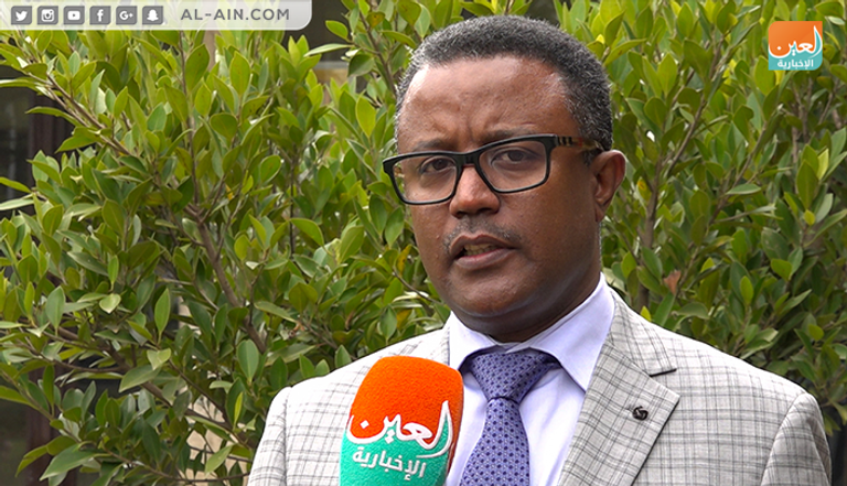 فتيات يرقصن احتفالاً بقدوم العام الجديد