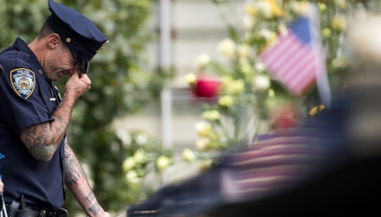 شرطي أمريكي أثناء الاحتفاء بذكرى 11 سبتمبر