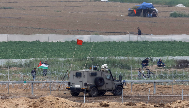 آلية تابعة لجيش الاحتلال الإسرائيلي على حدود قطاع غزة