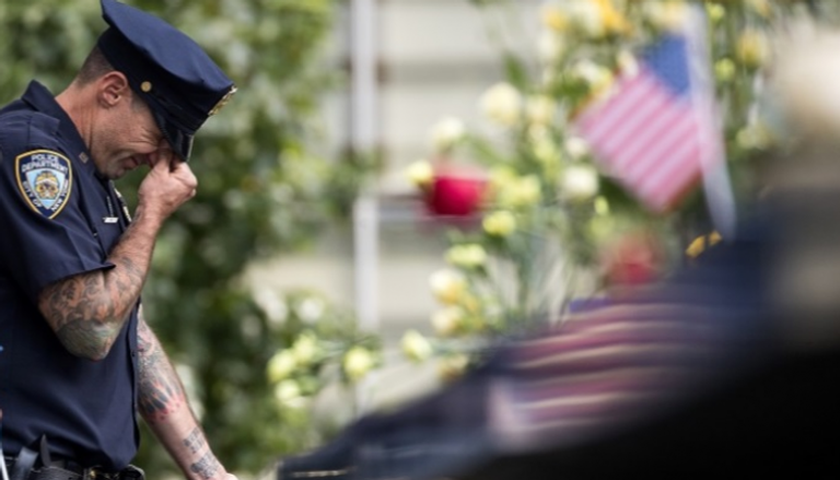 شرطي أمريكي أثناء إحياء ذكرى 11 سبتمبر
