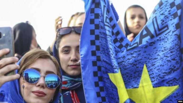 مشجعات لنادي استقلال في إيران - أرشيفية مشجعات نادي استقلال الإيراني- أرشيفية