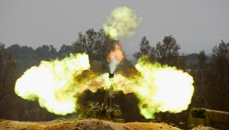 دبابة إسرائيلية تقصف قطاع غزة- رويترز