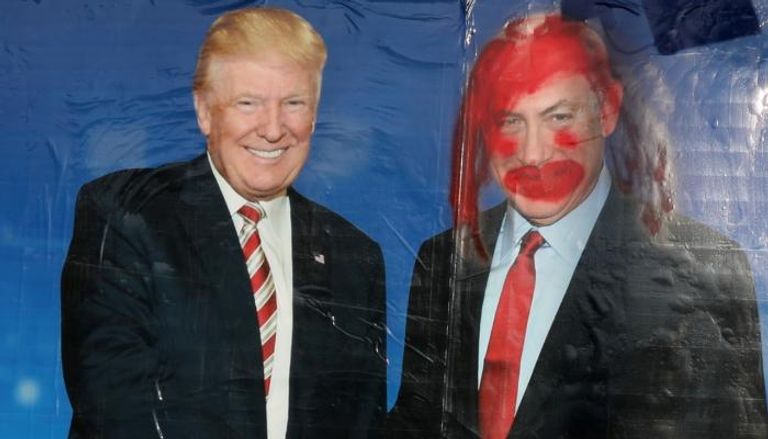 صورة لنتنياهو وترامب تعرضت للتشويه خلال الدعاية الانتخابية للكنيست - رويترز