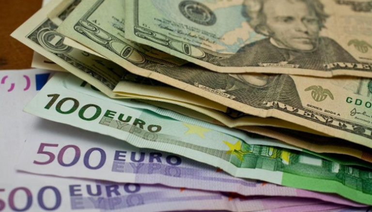 اليورو يتراجع أمام الدولار