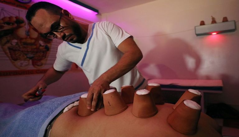 مُدلك مصري يستخدم النار لتخفيف آلام العضلات
