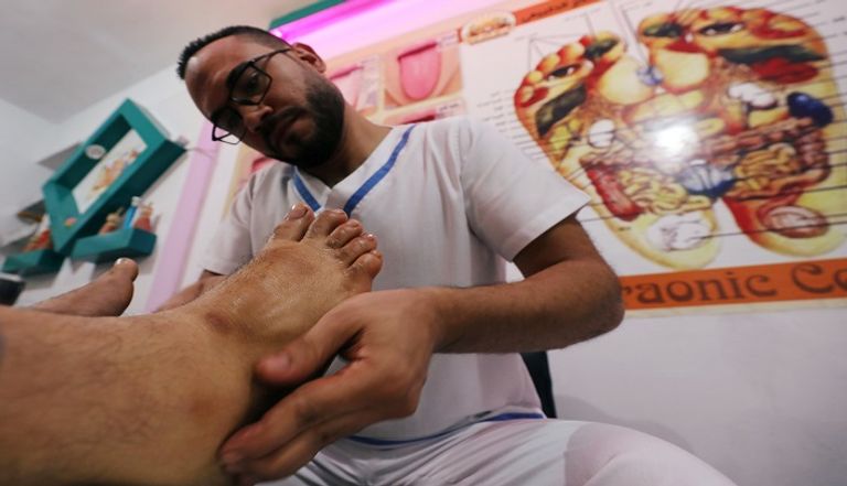 مُدلك مصري يستخدم النار لتخفيف آلام العضلات