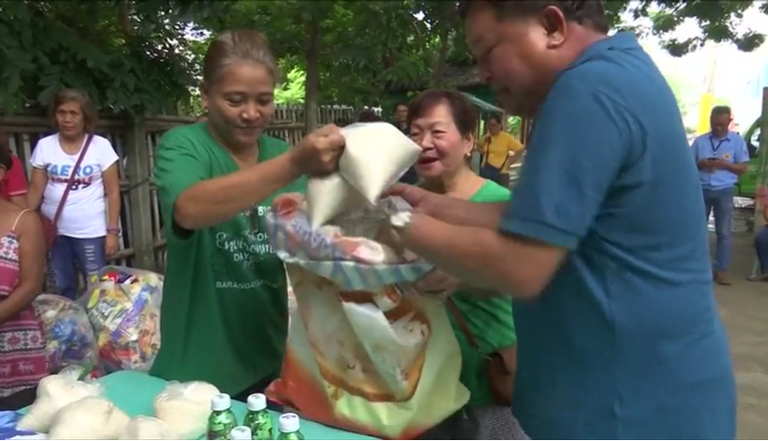 برنامج "الأرز مقابل البلاستيك" في الفلبين