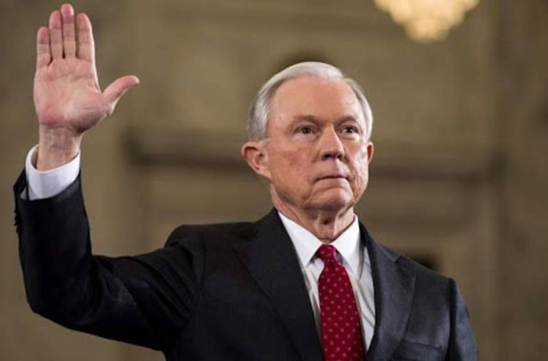 جيف سيشنز الرئيس الأمريكي والمغادرون البيت الأبيض