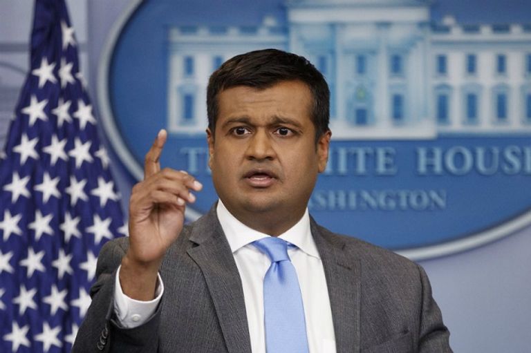 راج شاه الرئيس الأمريكي والمغادرون البيت الأبيض