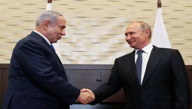 الرئيس الروسي خلال استقباله رئيس الوزراء الإسرائيلي - أ.ف.ب