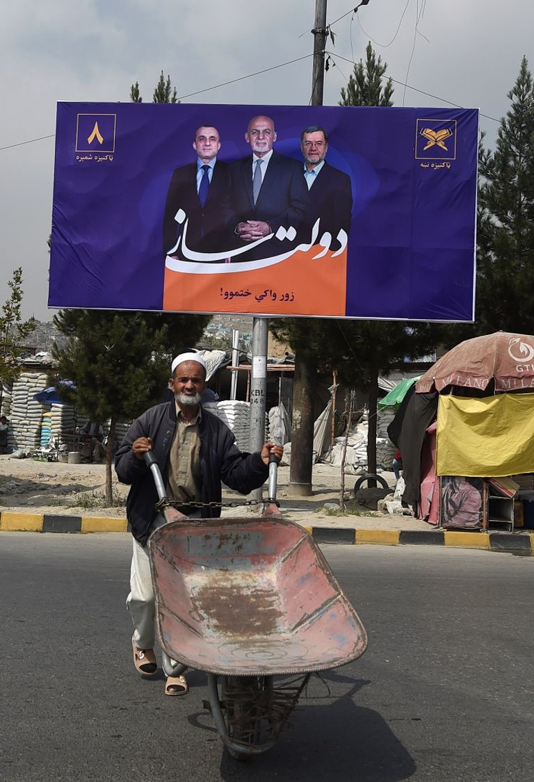 لافتة لمرشح رئاسي في الانتخابات الأفغانية