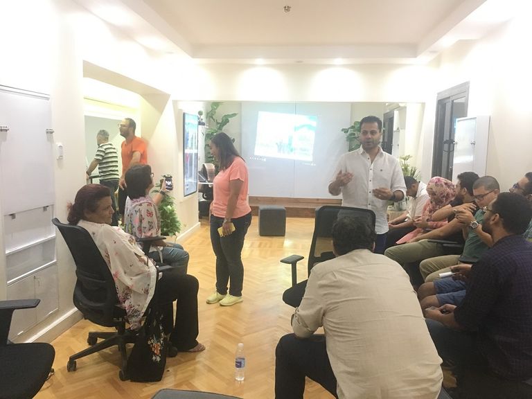 جانب من إحدى الجلسات في نادي "ترافل سوا"