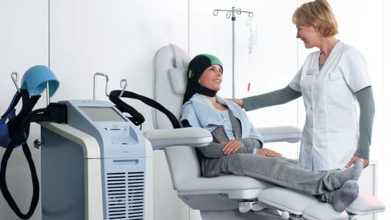 علماء بريطانيون يتوصلون لعلاج يوقف سقوط شعر مرضى السرطان