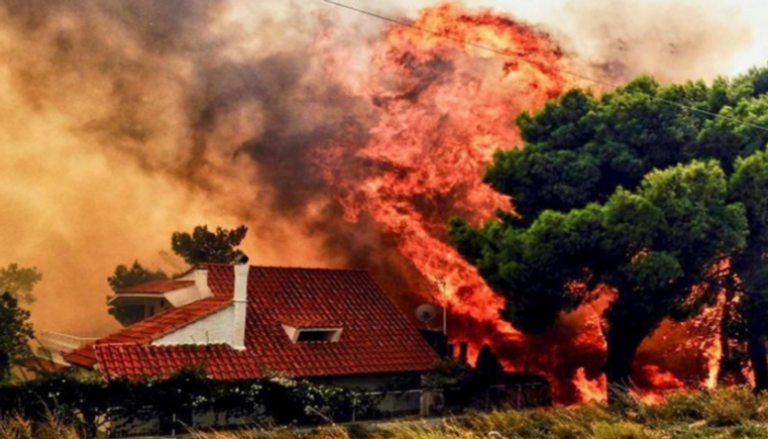 حريق يخلي بلدة ساحلية باليونان - أرشيفية