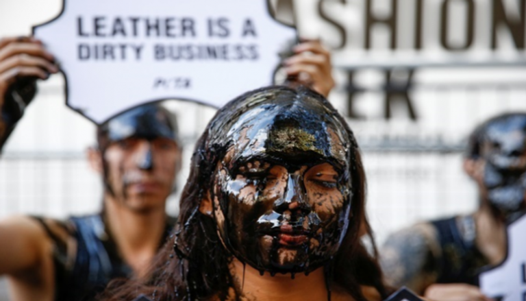 جانب من احتجاجات نشطاء المناخ في افتتاح أسبوع الموضة بلندن
