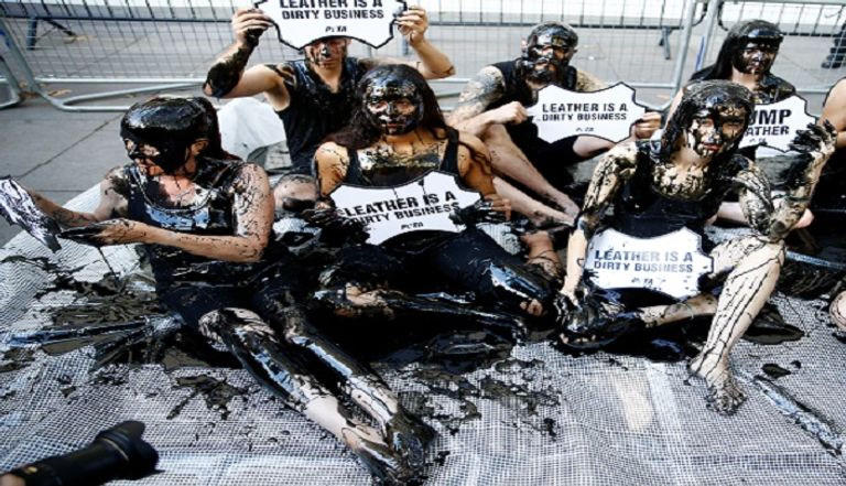 جانب من احتجاجات نشطاء المناخ في افتتاح أسبوع الموضة بلندن