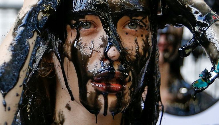 جانب من احتجاجات نشطاء المناخ في افتتاح أسبوع الموضة بلندن