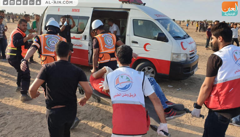 الفرق الطبية الفلسطينية تنقل أحد المصابين