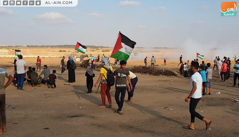 الجمعة الـ74 لمسيرات العودة الفرق الطبية الفلسطينية تنقل أحد المصابين