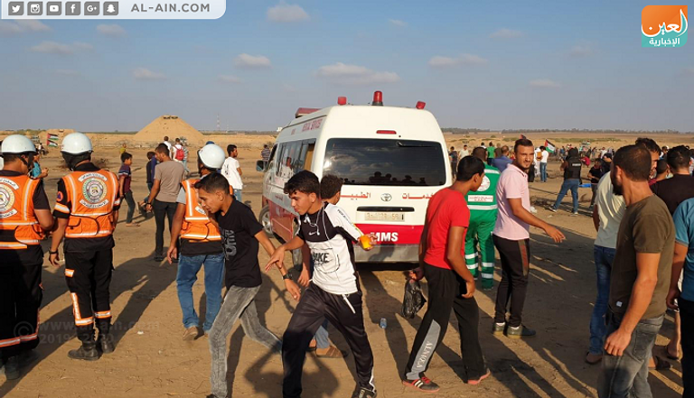 الجمعة الـ74 لمسيرات العودة الفرق الطبية الفلسطينية تنقل أحد المصابين