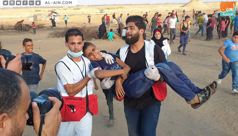 الجمعة الـ74 لمسيرات العودة الفرق الطبية الفلسطينية تنقل أحد المصابين