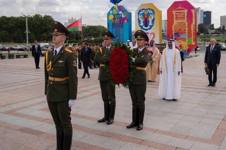 الشيخ محمد بن زايد آل نهيان خلال زيارته للنصب التذكاري