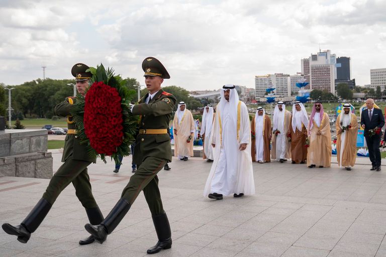 الشيخ محمد بن زايد آل نهيان خلال زيارته للنصب التذكاري