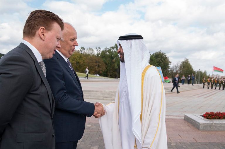 الشيخ محمد بن زايد آل نهيان خلال زيارته للنصب التذكاري