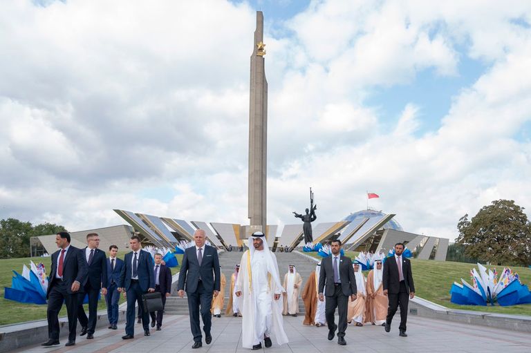 الشيخ محمد بن زايد آل نهيان خلال زيارته للنصب التذكاري