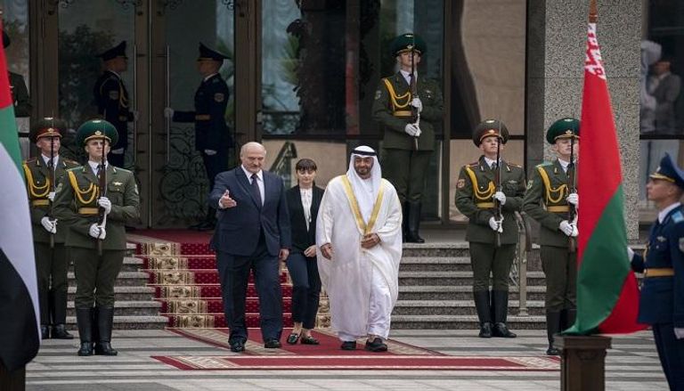 الشيخ محمد بن زايد آل نهيان خلال زيارته للنصب التذكاري