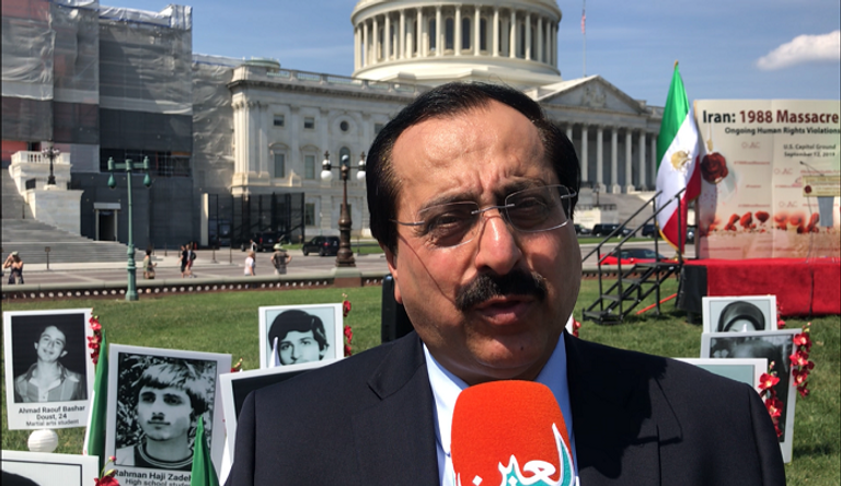 جعفر ذادة نائب رئيس مكتب تمثيل المعارضة الإيرانية بواشنطن معرض صور أمام الكونجرس لضحايا مذبحة 1988 في إيران