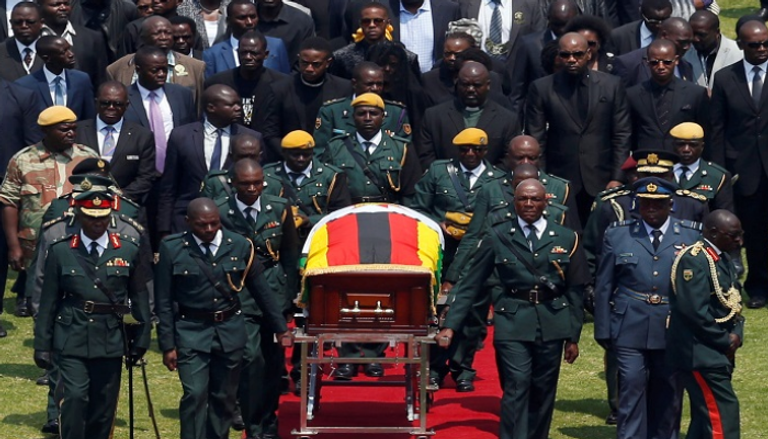 جثمان الرئيس الراحل موجابي في أحد الاستادات الوطنية