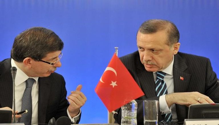 الرئيس التركي رجب طيب أردوغان ورئيس الوزراء الأسبق أحمد داود أوغلو