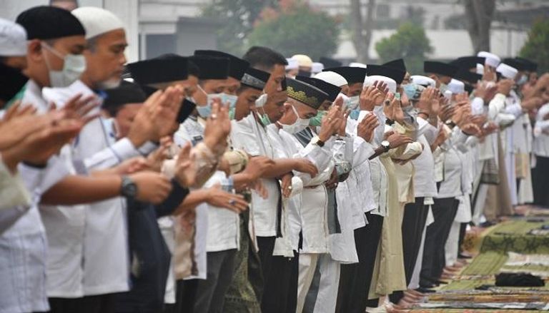 إندونيسيون يؤدون صلاة الاستسقاء