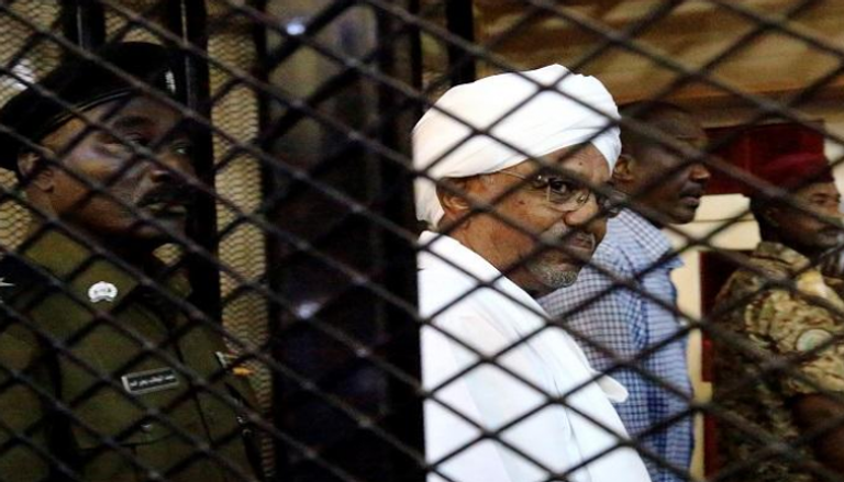 الرئيس السوداني المعزول داخل قفص الاتهام